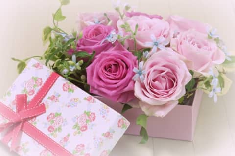 30代女性に喜ばれる誕生日プレゼントを女友達・パートナー別に紹介！失敗談も暴露！のサムネイル