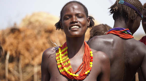 摩訶不思議エチオピアの魅力とは⁉お皿を唇に入れる民族や油が湧き出る湖がある！のサムネイル