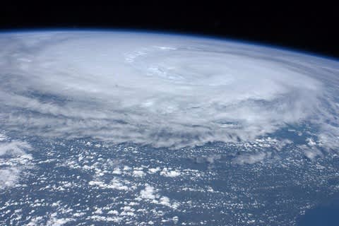 台風ニュースが気になって、気になっている今日の私 : 海外暮らし - once in a lifetimeのサムネイル