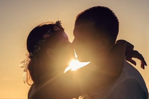 【風俗嬢が解説】キスのテクニックで彼も彼女もうっとり！ディープキスの種類を紹介！のサムネイル