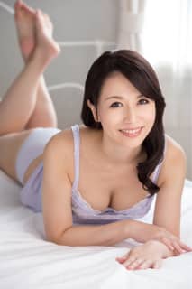 【動画付き】井上綾子の無修正動画が流出!?スタイルバツグン美魔女の過激AV5本紹介！のサムネイル