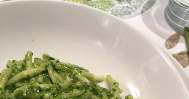 バジリコ、ジェノベーゼソースのパスタ - pasta al pesto -のサムネイル