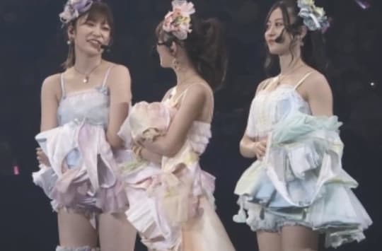 吉田朱里のエロいパンチラ画像