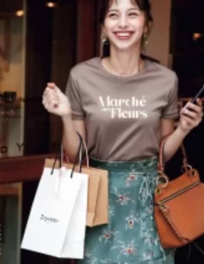 買い物する中条あやみ