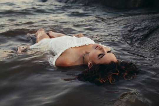 一人浮かぶ女性