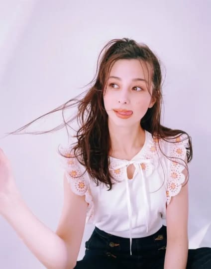 白いレースシャツの中条あやみ