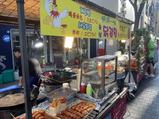 明洞屋台のチキンとエビフライ