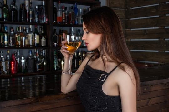 バーで飲む女性