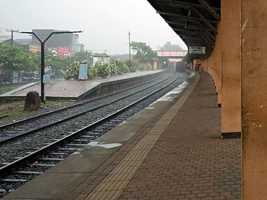 スリランカの風景　駅のホーム