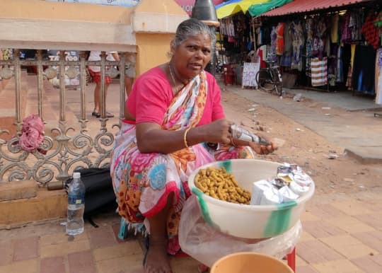 道端で食品を売るインド人おばさん