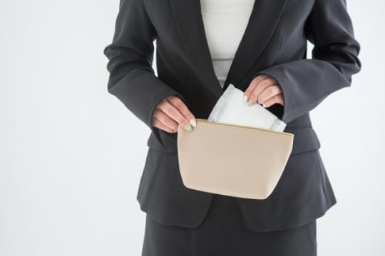 女性　鞄からナプキン