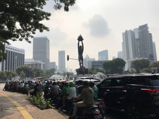 Monumen Pemuda Membangun 像の前の渋滞