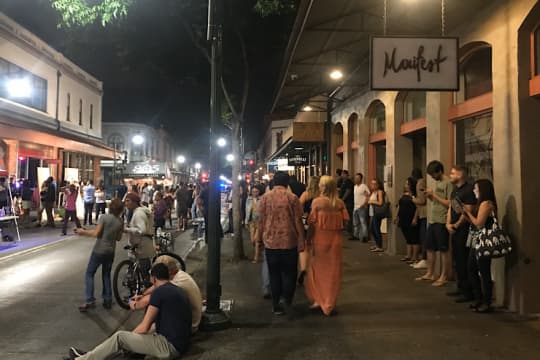 繁華街は夜中2時を回っても人集りがある