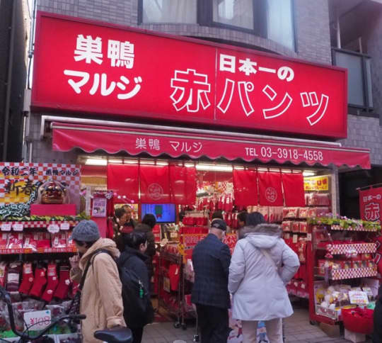 商店街内にお店は全部で4店舗。赤い看板が目印です！