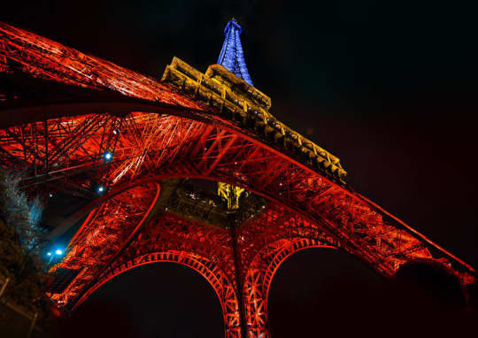 真下から見たエッフェル塔