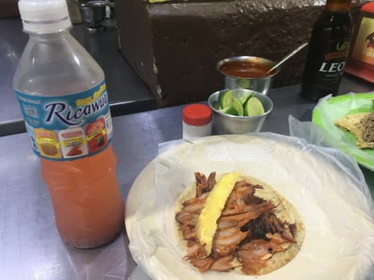 tacos de pastorとチアシード入りドリンク