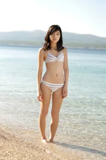 ボーダー白ビキニの川口春奈