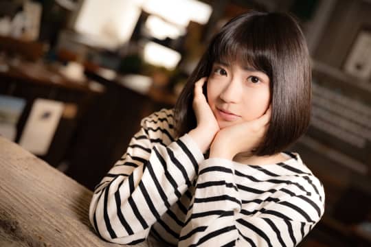 手をつく女性