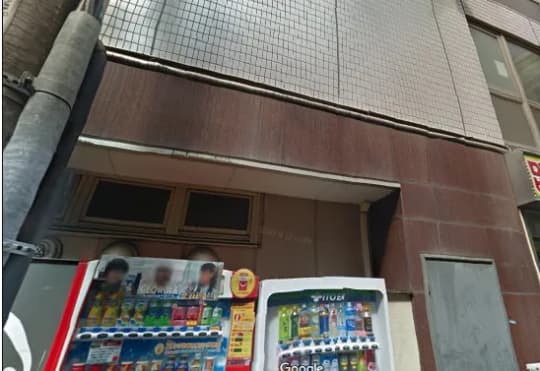 学校でゴーゴーと同じビル