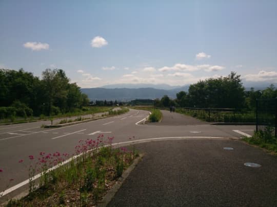 国営アルプスあずみの公園入口から安曇野を望む