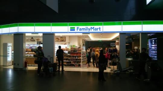 KLIA2の隣接ビルにあるファミリーマート
