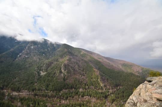 ブルガリアの春前の山