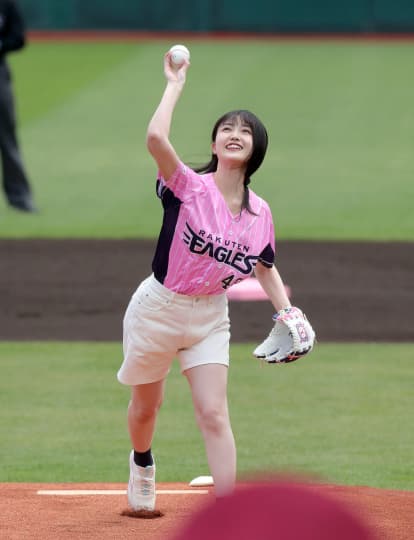 久保史緒里 おっぱい