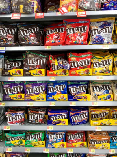 エム・アンド・エムの陳列棚