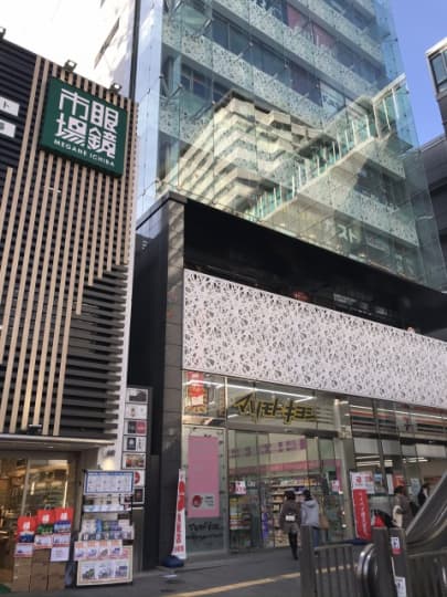 一歩通りに出ればコンビニエンスストアなどのお店も