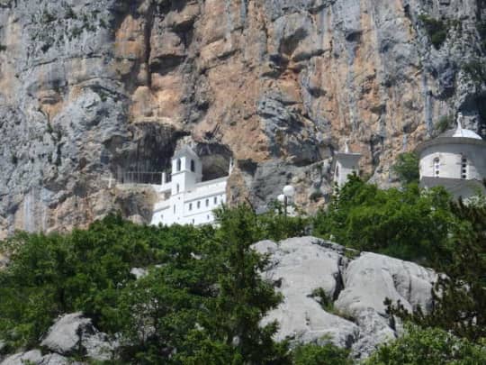 遠くから見たオストログ修道院。