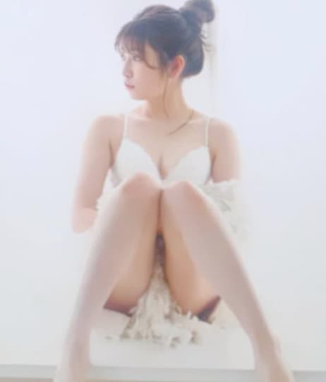 吉田朱里のエロいパンチラ画像