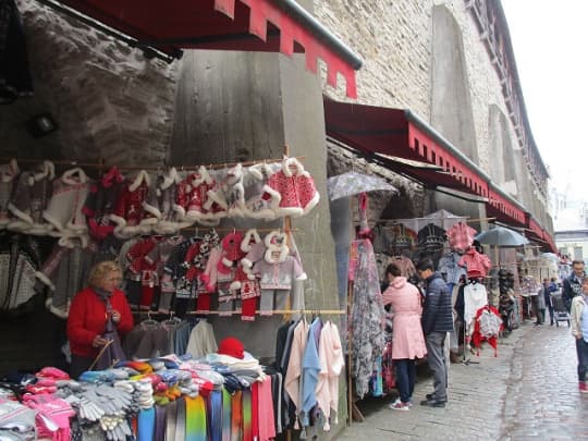 タリン　セーターの壁