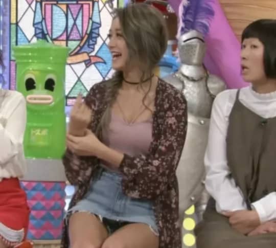 ジーンズスカートでパンチラ思想になる池田美優