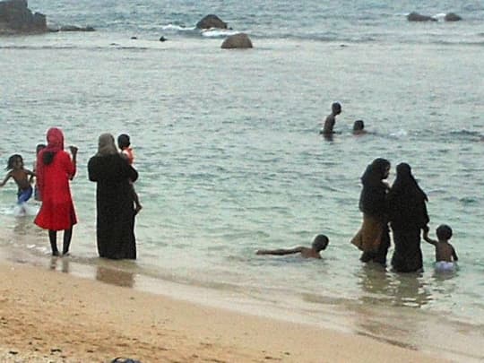 着衣のまま海に入る女性たち（ゴール）