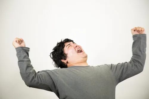 喜ぶ男性