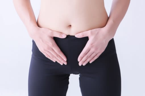 下腹部に手を添える女性