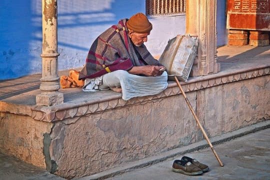 バラナシの街で休憩するインド人のおじいさん