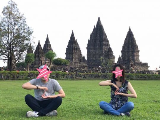 プランバナン寺院を背景に