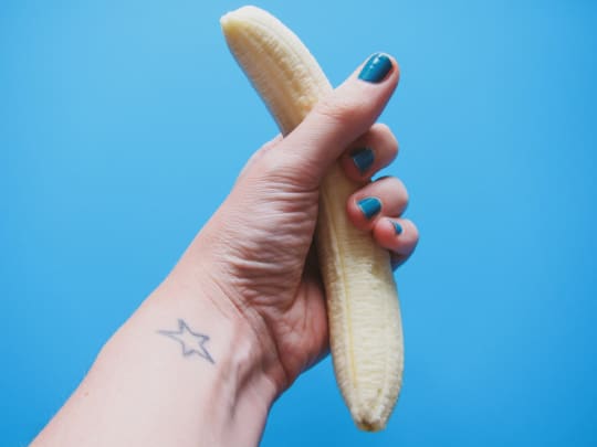 バナナを握る女性