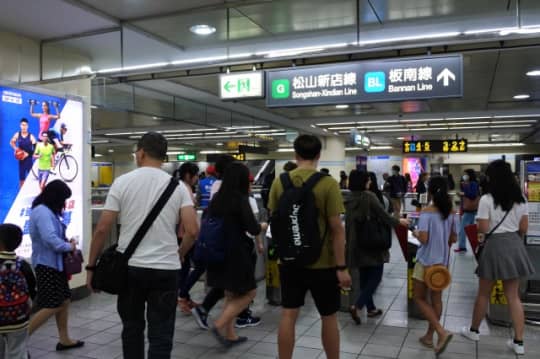 賑わう地下鉄駅