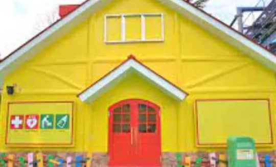 ベビールームのカラフルな扉と外壁