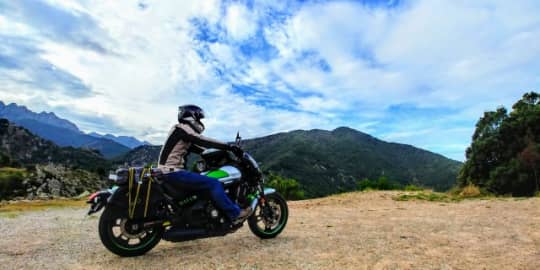 島内の移動は車・バイクが便利