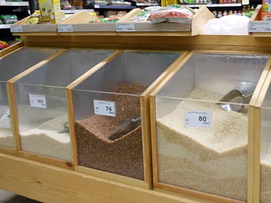 スーパーのお米売り場：1kg80LKR（約49円）から安めのお米