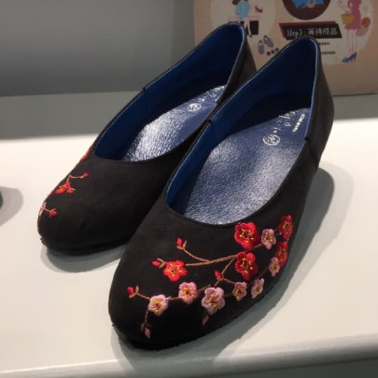 小花園黒パンプス