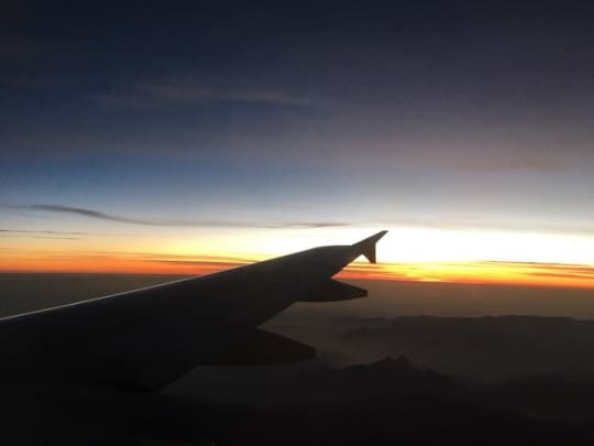 飛行機と朝日