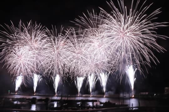 迫力の海上花火大会