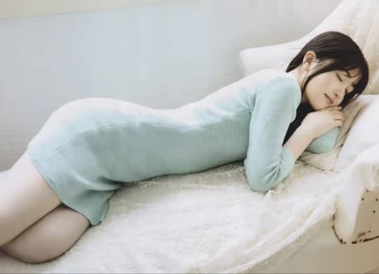 久保史緒里 おっぱい