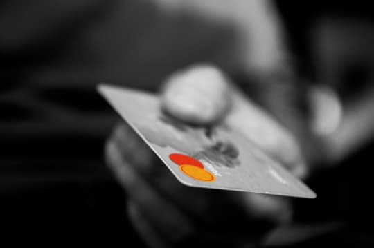 クレジットカードを差し出している男性