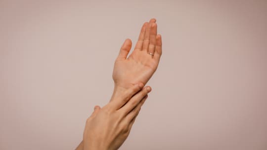 女性の手