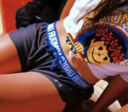 ギャル系美女のおヘソ